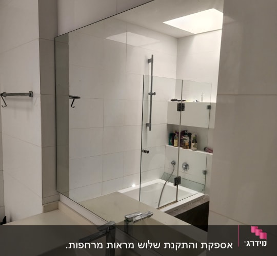 מראה גדולה בחדר אמבטיה עם מקלחון זכוכית